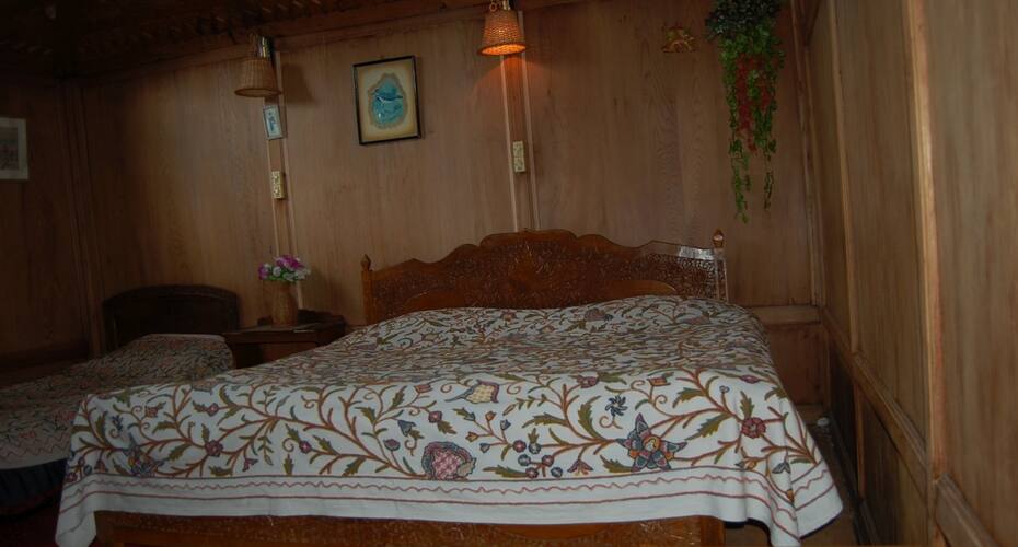 Hafia Houseboat, Srinagar 4